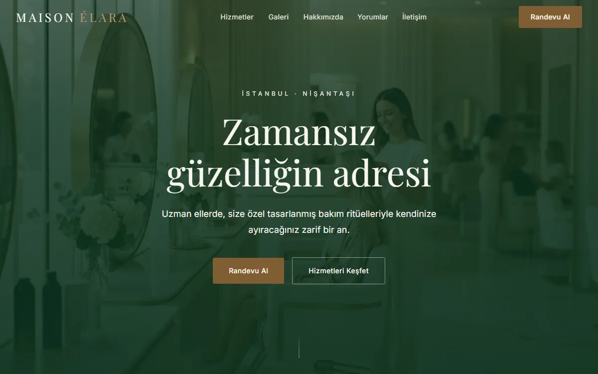 Maison Élara konsept sitesinin ana sayfası, zümrüt zeminli hero bölümünde krem başlık ve randevu düğmesi